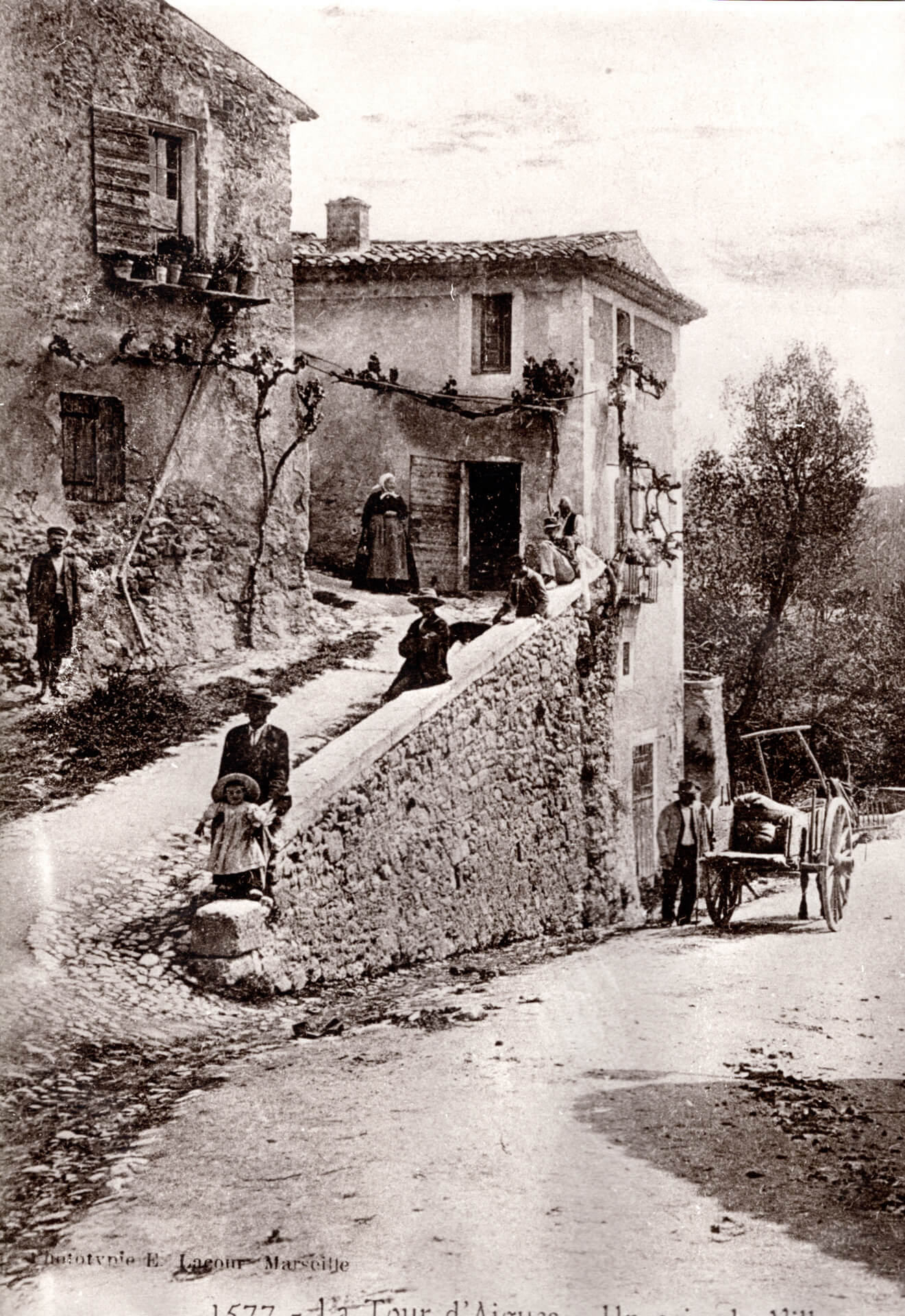 Parcours pédestre d'anciennes cartes postales à travers La Tour d'Aigues